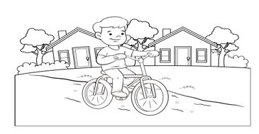 El niño monta la bicicleta