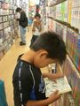 Niño lee en librería en Japón.jpg