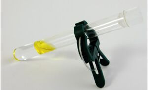 Fig 1. El tubo de ensayo con aceite y agua antes de agitarlo.jpg